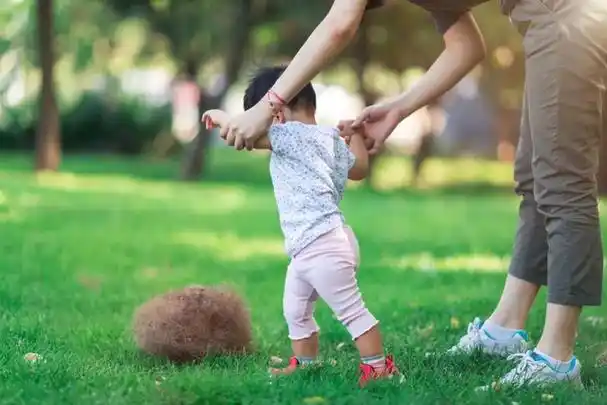 宝宝啥时候学习走路是最好的?早走路会不会对娃发育不好?
