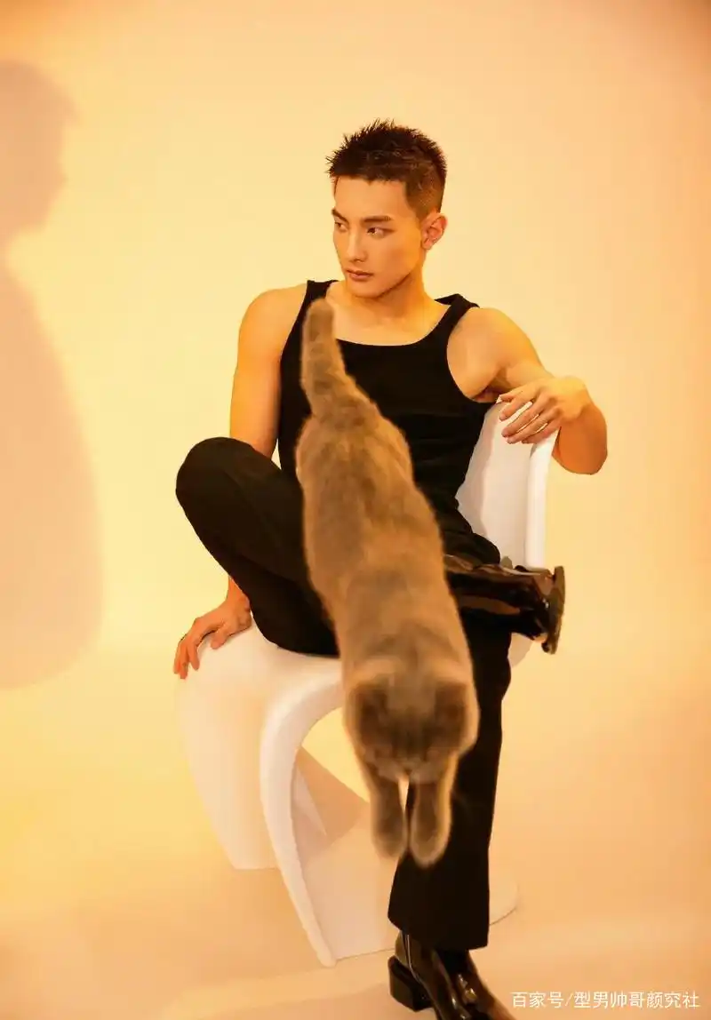 寸头腹肌帅哥小视频爆火,网友:就是馋他的身子了!