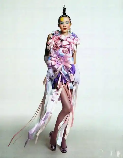 "维密超模"雎晓雯登vogue奥运封面,深v开到肚脐,妆容太诡异