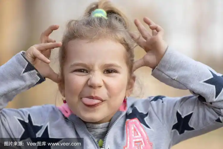 可爱的小女孩伸出舌头