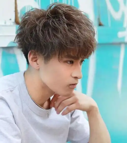 男士烫发选哪款跟着最cool的斜杠青年学吧