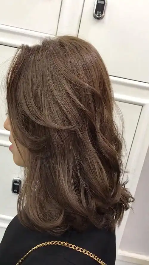 暖棕色色系不用漂头发,喜欢小清新风格的女生再适合不过了