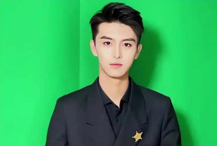 中传新校草候选人,17岁少年拿下艺考第一,气质清冷辨识度高