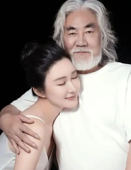 张纪中与妻子杜星霖拍写真女方依偎在男方怀中两人年龄差31岁