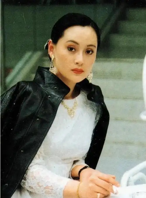 回顾大宋佳:抛弃病夫,甩掉导演,55岁再嫁豪门的她如今怎么样了