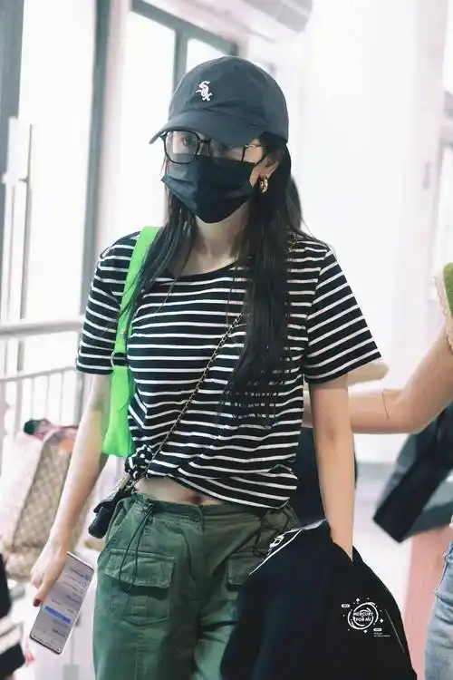 杨幂最新机场饭拍曝光穿黑色条纹t恤秀纤细小蛮腰