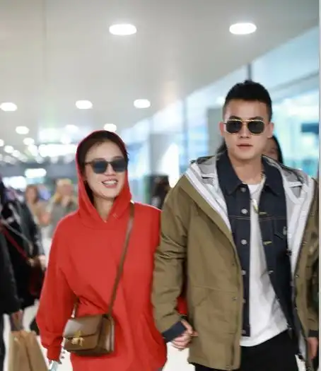 马思纯化身小红帽与欧豪牵手现机场,高调秀恩爱,照片曝光