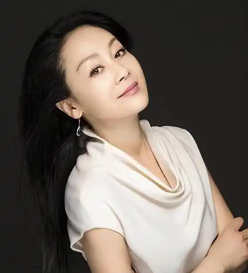 原创著名演员王姬事业和情感坎坷有泪如今仍将29岁智障儿子当宝