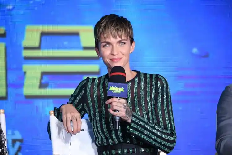 《巨齿鲨》首映发布会,李冰冰爆料硬汉杰森戏外暖男属性