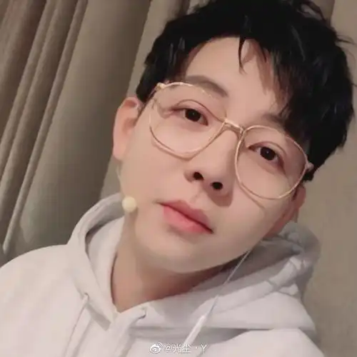 回楼下说胡夏帅的 哈哈哈哈哈哈对啊 我来贴几张图 点击就看帅哥