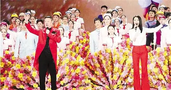 韩磊和谭维维在央视鸡年春晚上演唱《不忘初心》.