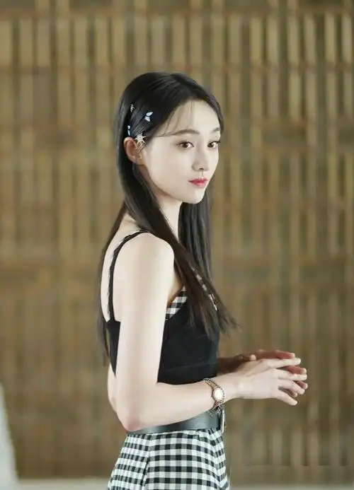 郑爽单身后愈发不羁内衣外穿引热议凹凸身材藏不住了