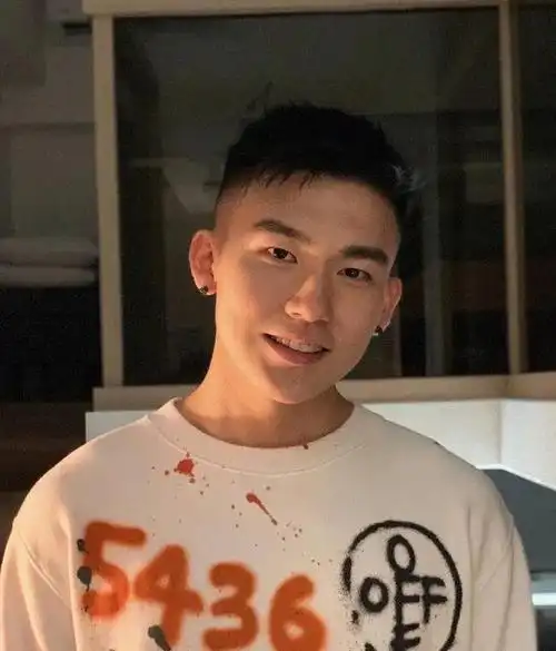 台湾化学系小鲜肉撩起衣服给你看腹肌