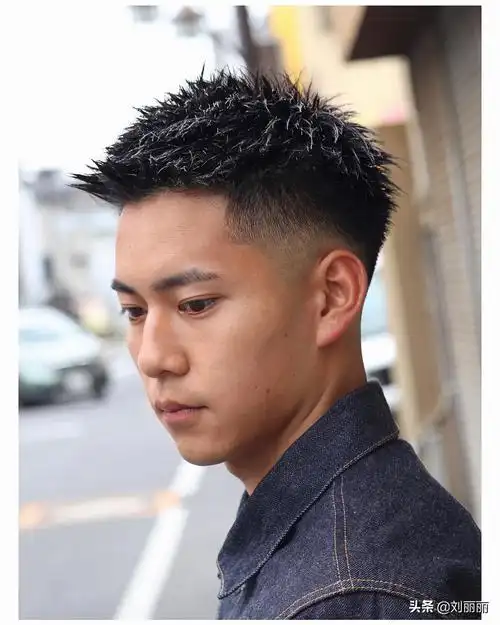 别剪锅盖头了,这才是当下最火的男士发型,周边光潮流发色很百变