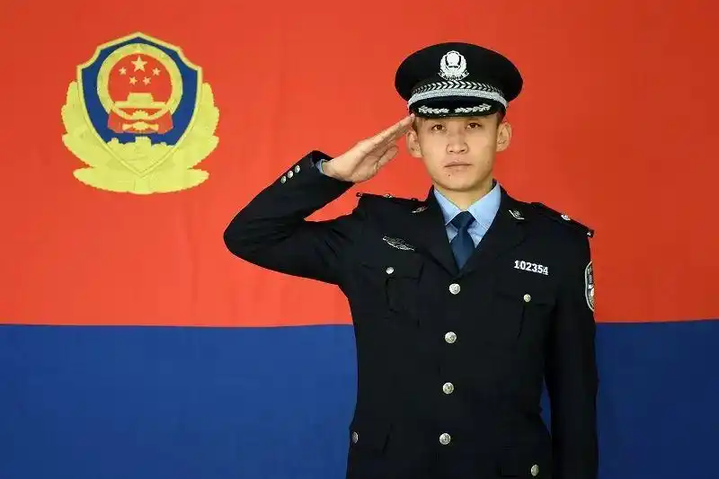 你好警察节甘南公安向警旗敬礼二