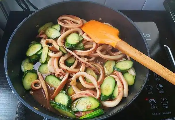 鱿鱼圈怎么炒好吃又嫩,鲜香鱿鱼圈的做法教程