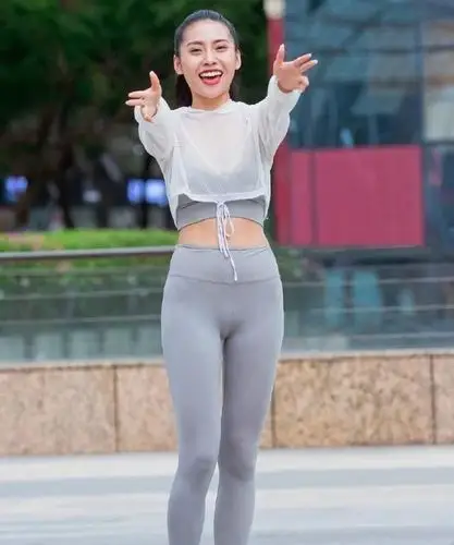 打底短裤的造型打造出百搭时髦而又漂亮优雅的身材,简约不失时尚还