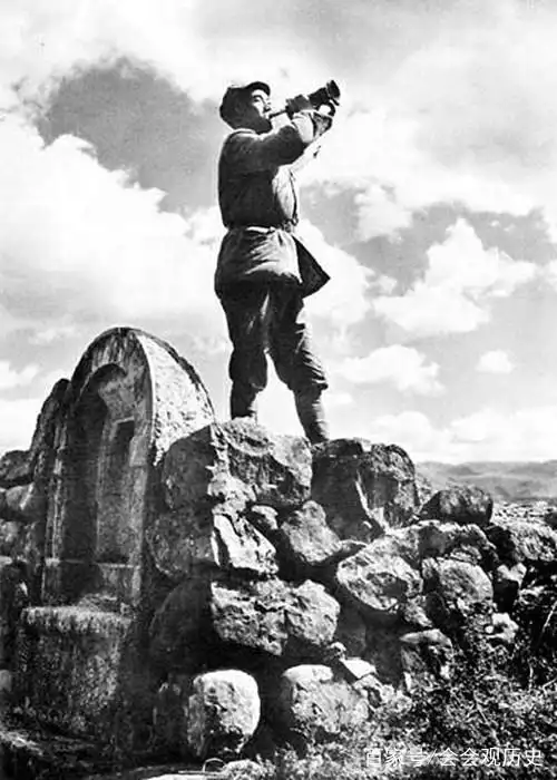 抗战时八路军战士吹冲锋号照,站高处吹响冲锋号,看着就激动人心