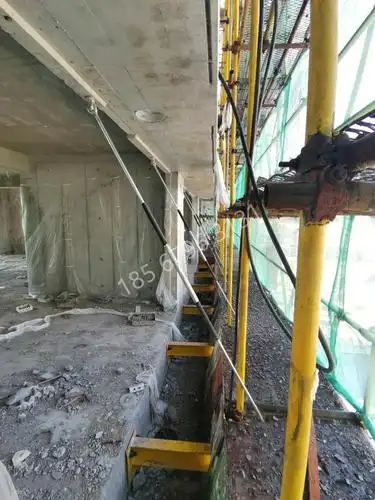 新型悬挑架的斜拉杆是该项目的技术创新点,采用Φ20镀锌圆钢配"封闭式