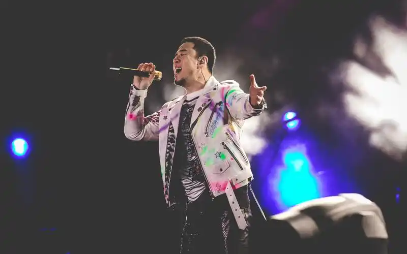 杨坤万人演唱会盐城开唱 导演组打造震撼视听盛宴