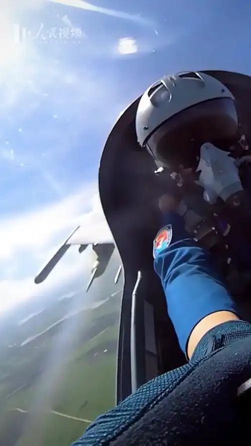 秒变!电驴换战机 飞行员就是这么麻利,帅酷