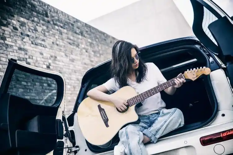 刘亦芊文艺写真温柔甜美 手抱吉他气质灵动