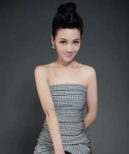 主持人周群从安徽卫视一姐到自嘲月薪只有3000她都经历了啥