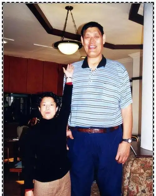 穆铁柱:坚持篮球精神,青春与无奈的交错穆铁柱,一个名字可能没有姚明