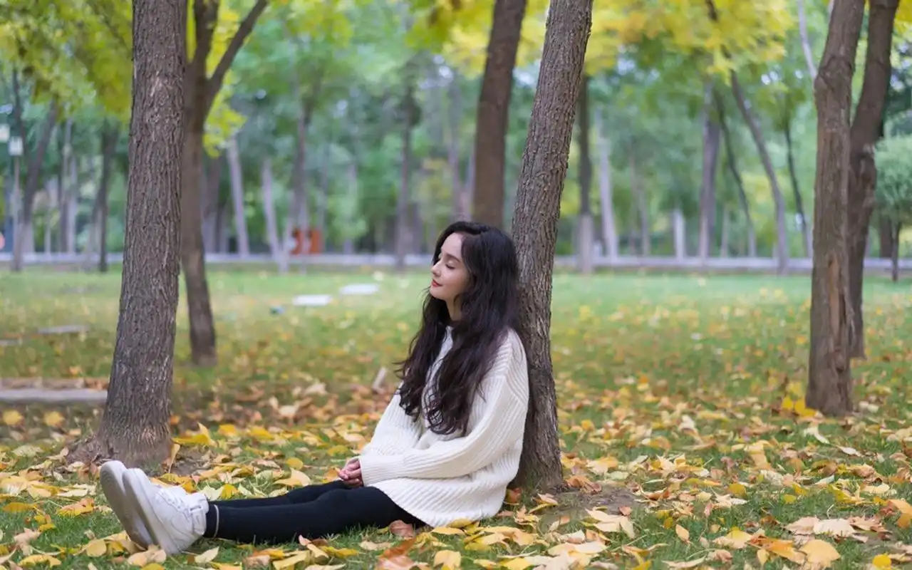 混血美女秋季户外写真图片桌面壁纸