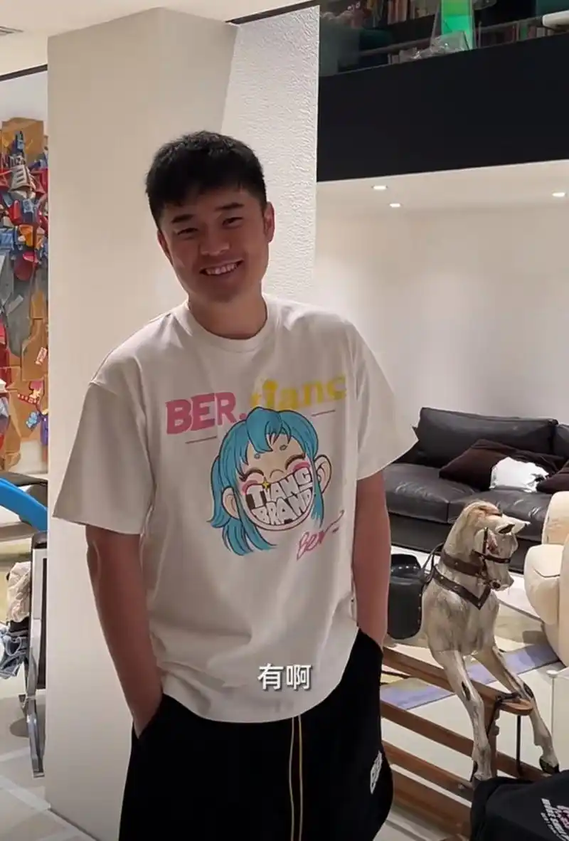 陈赫又变胖了不少,他在家试衣服身形特别宽厚,看起来非常壮.