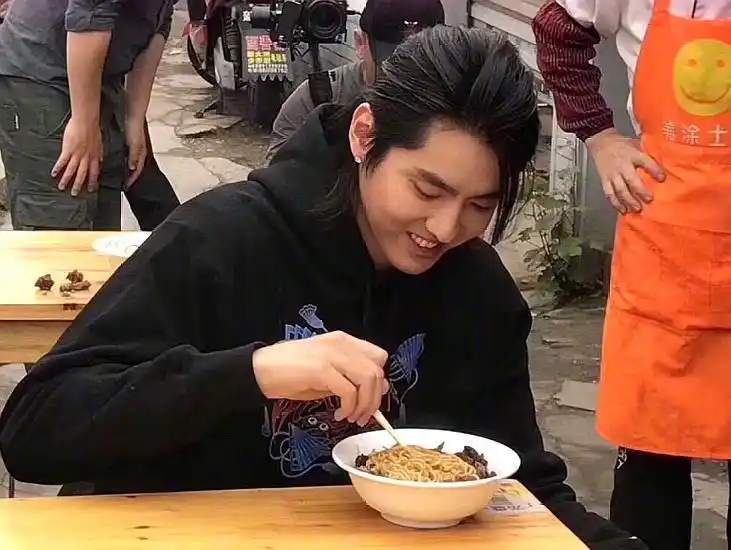 吴亦凡穿女装大红裙,跳着《大碗面》,居然没有丝毫娘气