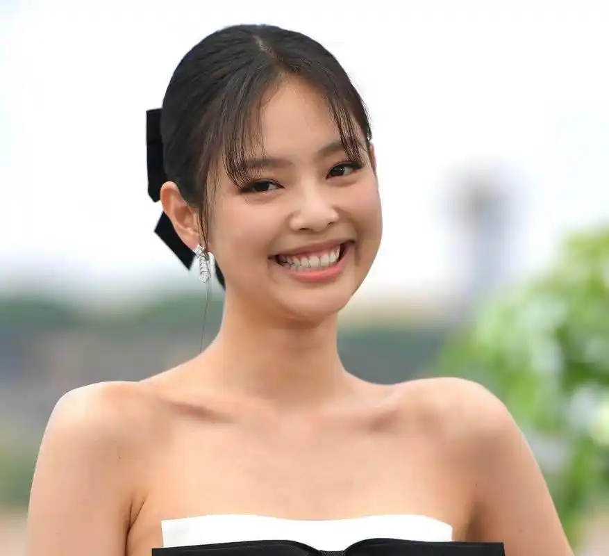 生图镜头下的jennie,真实状态一目了然,网友:太丑了!