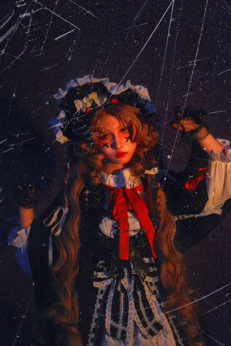 "总不能耗净一生去成为你们的艺术品"-------"从破碎镜 - 抖音