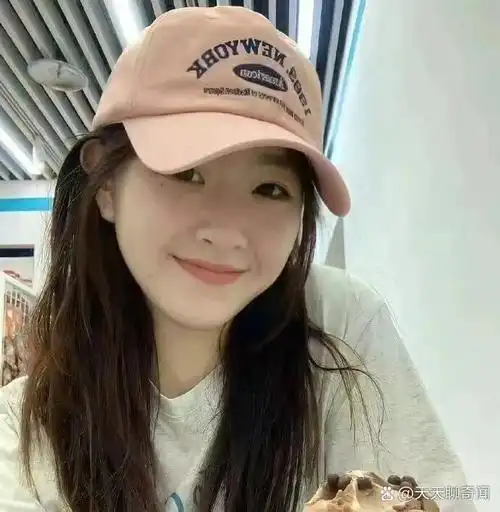 戴帽子女生头像1 棒球帽