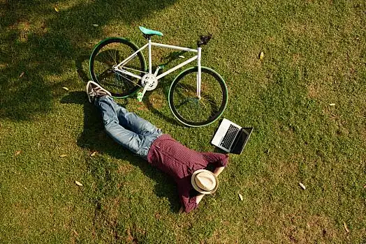 男人,休息,地面,笔记本电脑,自行车,靠近