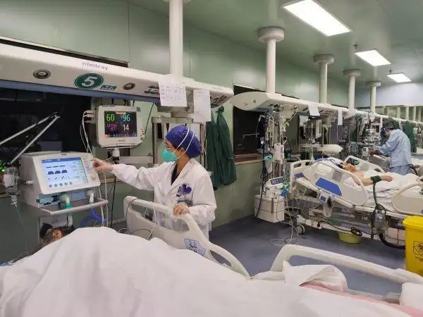 进icu的基本是高龄老人,绝大多数患者通过呼吸机 俯卧位通气治疗产生