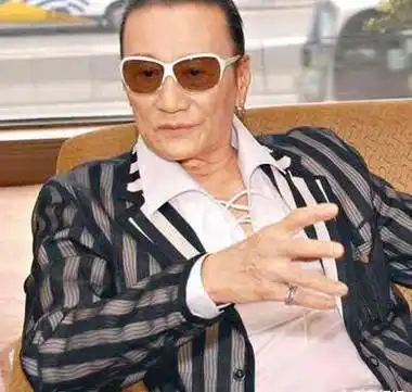 意气风发,一身白衣健硕又帅,与女友复合笑得很欢乐_coco_身体_刘嘉玲