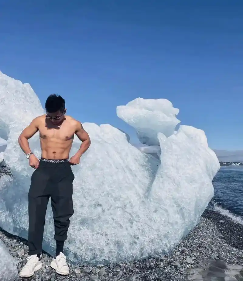 腹肌 #体育生 #健身 #要做一个猛男 #背影杀 9999 - 抖音