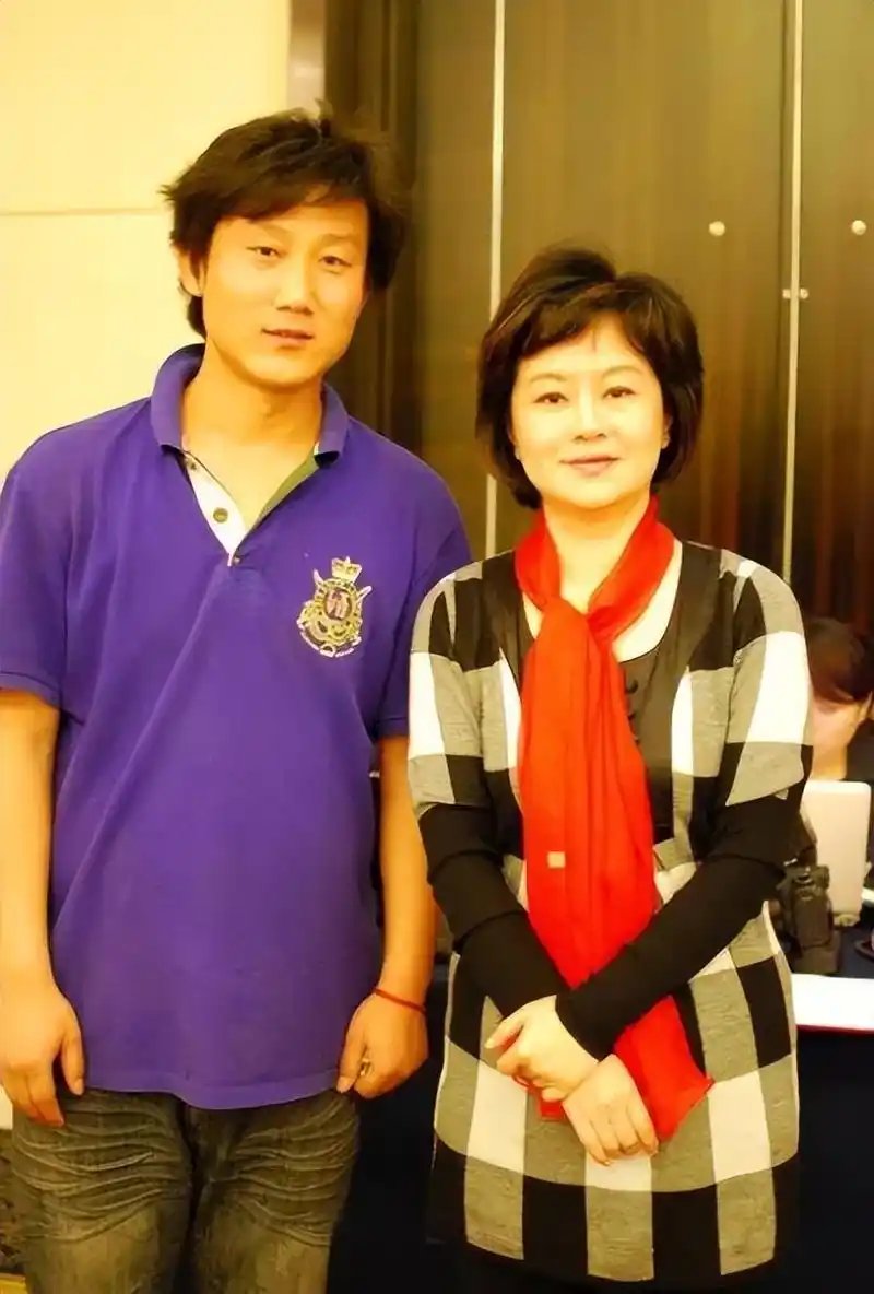 回顾央视主持人鞠萍离异后44岁带儿子再嫁有苦有甜一切都值得