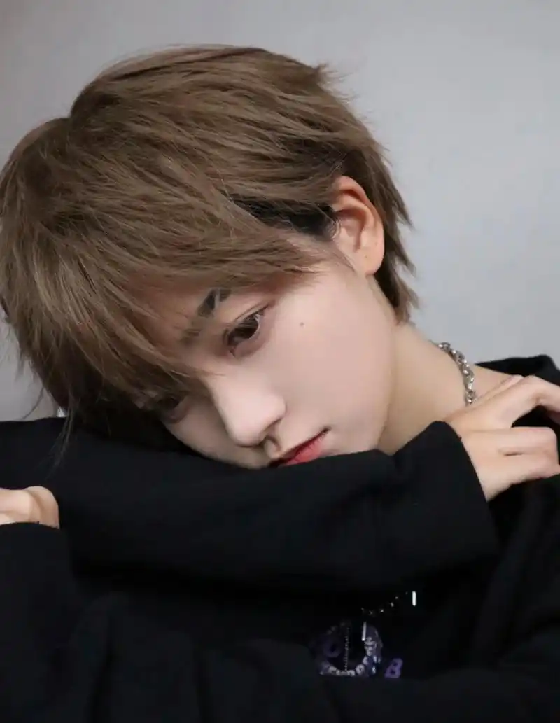 女生短发发型 女生短发发型 女生露耳短发 干练利落 帅气时尚 喜欢的