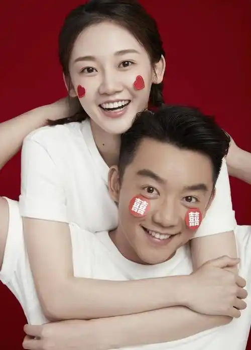 原创郑恺接力魏晨迎娶女神苗苗苗苗背后抱发福郑恺好有孕妇感画面超