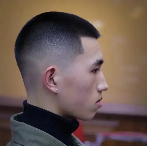首先咱们来说说这种超短的男士发型 ,整体长度都控制在2cm之内 ,简单