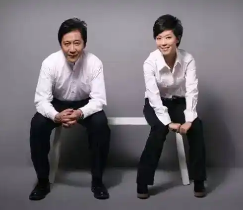 当年我们最喜欢的主持人就是庞晓戈和"老倪"倪老师了,倪老师风趣幽默