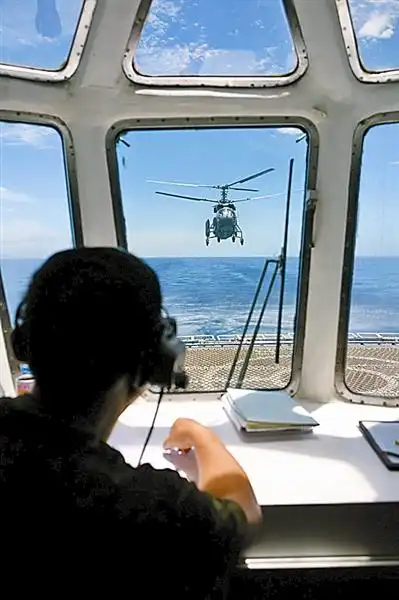 舰上塔台指挥.(图片来源:解放军报)