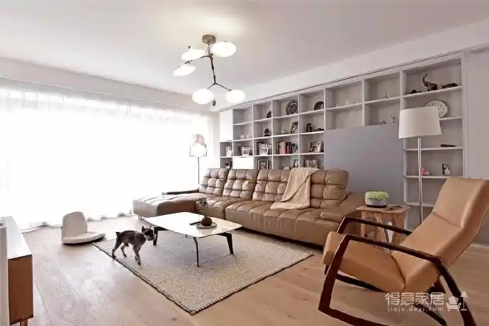 沙发背景墙后一整排柜子的设计,增加了许多的收纳,美观又实用.