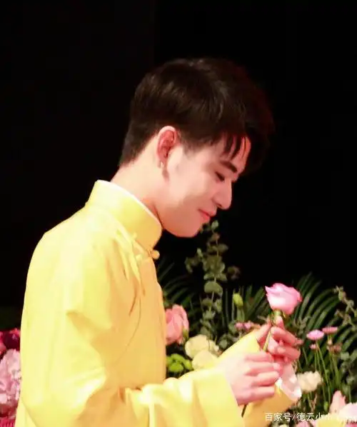 奶黄包张云雷——手机壁纸背景