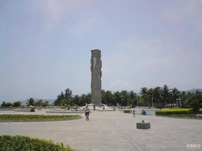 p>亚龙湾中心广场,位于海南省 a target="_blank" href="/item/三亚