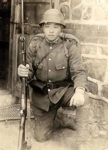 日本鬼子真实老照片:小胡子军官被搜身,图4调戏小姑娘!