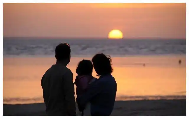 幸福的一家三口(图片来自网络)那是2018年8月的一个晚上,九点多钟,我