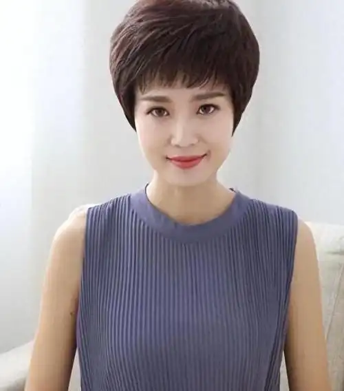 额外扩写当女性步入50岁之后,不要选择贴脸的偏分短发,特别是长度仅到